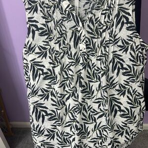 Sleeveless Leaf-Print Tank Top in Black & White